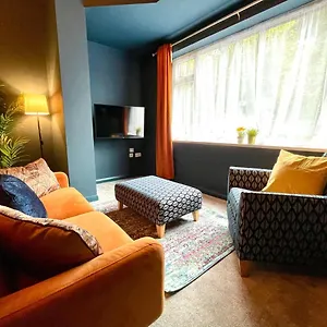 Coastal Charm: Stylish 2-bedroom Near Apartment Bournemouth