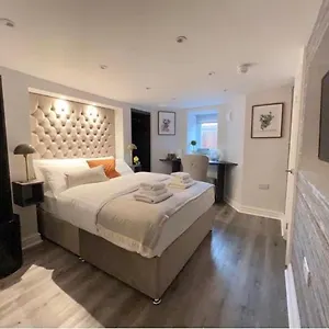 8 Holland Street Homestay