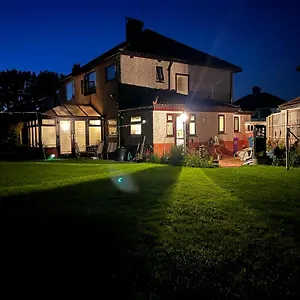 Greenacre House Close To John Lennon Airport Homestay