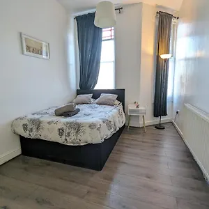 2 Bedroom In A Supurb Area Of Apartment Cardiff